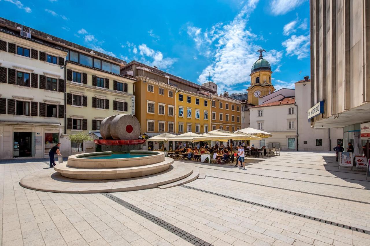 Deluxe Ploech Hotel Rijeka Exterior photo